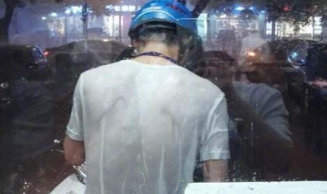 暴雨中外卖小哥被催单 湿透的衣服看了让人心酸